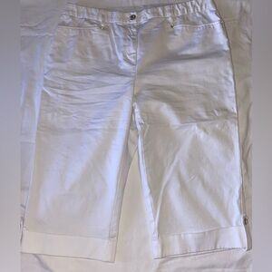 JM Collection White Women’s BermudaCropped Pants